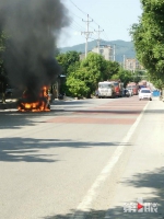 大哥你车屁股冒火了 怎么还在开 - 重庆晨网