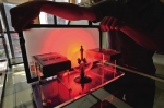 实验室演示智能玻璃的节能效果。 - 重庆新闻网
