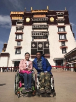 刘秀丽和刘林都是热爱生活的人，在朋友的帮助下，两个人登上了西藏布达拉宫，完成了多年的夙愿。.jpg - 重庆晨网