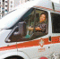 两位工人不慎触电 救护车路过停下救人 - 重庆晨网