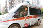 两位工人不慎触电 救护车路过停下救人 - 重庆晨网