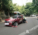 男子开车弯腰捡手机 两车相撞警民合力才能推得开 - 重庆晨网