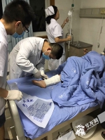 点赞！九寨沟地震现场 这位重庆医生自发随消防队进村救人 - 重庆晨网