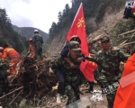 驻渝武警水电八支队从地震核心区救出一名受灾群众 - 重庆晨网