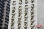 重庆一酒店安装空调 外墙如有百双“眼睛” - 重庆晨网