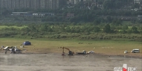 汽车被困江中 警车挖车正在救援 记者赶到才发现... - 重庆晨网
