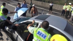 高速出车祸 男子不愿搭救护车先走 缠着绷带救妻女 - 重庆晨网