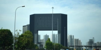 重庆一高楼的造型像“门”下半部分是空心 - 重庆晨网