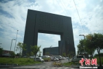 图为高楼修建的造型像“门”　陈超　摄 - 重庆晨网