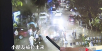 2岁儿童被撞卷入车底 热心市民10秒救出孩子 - 重庆晨网