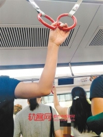 “钢管侠”“蜘蛛侠”在轻轨地铁出没！霸占立柱和扶手 - 重庆晨网