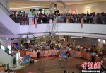 图为重庆一商场上演的飞轮秀吸引众多民众围观。　周毅 摄 - 重庆晨网