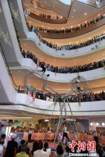 图为重庆一商场上演的飞轮秀吸引众多民众围观。　周毅 摄 - 重庆晨网