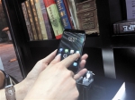 俄“国礼”YOTA3手机重庆首发 正面是手机功能，背面是水墨阅读屏 - 重庆晨网