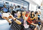9月20日，几位作家正在轨道交通五号线一期北段体验。 - 重庆新闻网