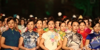 脱下运动装换旗袍 重庆女子半马选手成时尚周主角 - 重庆晨网