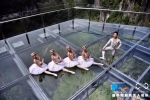 无人机之旅|玻璃桥上跳芭蕾 N个爱上“桥都”重庆的航拍在这儿 - 新华网