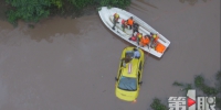 冒险通过积水路段两小车被困 消防驾冲锋舟救出7人 - 重庆晨网