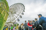 10月14日，重庆游乐园，众多市民排队购票乘坐摩天轮 - 重庆新闻网