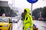 数年如一日一丝不苟十字路口保畅通 重庆南岸58岁老民警获市民点赞成“网红” - 公安厅