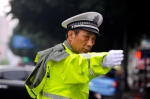 数年如一日一丝不苟十字路口保畅通 重庆南岸58岁老民警获市民点赞成“网红” - 公安厅