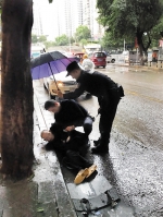 老人晕倒民警脱衣为他遮雨 “撑伞哥”温暖众多网友 - 重庆晨网