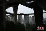 重庆一立交桥与高楼“齐平” 桥上行车如坐过山车 - 新华网