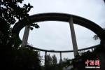 重庆一立交桥与高楼“齐平” 桥上行车如坐过山车 - 新华网