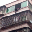 女子身挂8楼窗外命悬一线 民警一双大手拉回她 - 重庆晨网