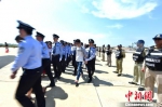 重庆警方从柬埔寨押解28名电信网络犯罪嫌疑人回渝 - 公安厅