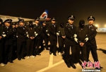 重庆警方从柬埔寨押解28名电信网络犯罪嫌疑人回渝 - 公安厅