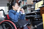 养父母辞世，万州“玻璃姑娘”轮椅上开始自强自立新生活 - 重庆晨网
