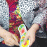 地铁里中年女子扎鞋垫、织毛衣……旁边乘客看得心惊胆战 - 重庆晨网