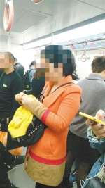 地铁里中年女子扎鞋垫、织毛衣……旁边乘客看得心惊胆战 - 重庆晨网