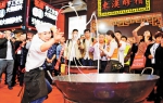 11月10日，在糖酒会调味品展馆，一重庆参展企业请来高手展示花式扯面，引来观展者围观。(图片均由记者张锦辉摄) - 重庆新闻网