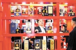 11月10日，在重庆国际博览中心，专业观众正在传统酒类区进行采购。 - 重庆新闻网