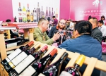 11月10日，在糖酒会葡萄酒及国际烈酒展馆，琳琅满目的酒类产品吸引了外国客商前来洽谈。 - 重庆新闻网