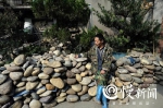 北碚有个“石疯子”，30年收藏石头2万多枚 - 重庆晨网