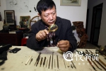 68岁体育老师玩微刻 4根头发上刻630字《琵琶行》 - 重庆晨网