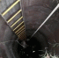 十米深井上只盖了一块木板 女子一脚踏空坠入井底 - 重庆晨网