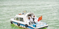 11月17日，巫山县培石长江出境断面取样点，监测人员正进行水质监测。记者 谢智强 摄 - 重庆新闻网