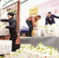11月23日，在双福国际农贸城举行的赶水草蔸萝卜展销会上，批发商现场订购萝卜。记者 张锦辉 摄 - 重庆新闻网