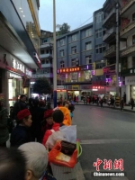 中国地震台网正式测定：11月23日17时43分在重庆武隆区（北纬29.40度，东经107.94度）发生5.0级地震，震源深度10千米。图为地震后在重庆彭水县城民众到街上避险。文/刘相琳 韩璐 网友供图 - 重庆晨网