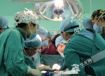 自体肝移植手术进行程中。 儿童医院供图 华龙网发.jpg - 重庆晨网
