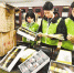 12月8日，渝中区华福巷社区，“冬日针爱”志愿者正在整理编织物品。记者 崔力 摄 - 重庆新闻网