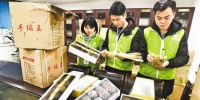 12月8日，渝中区华福巷社区，“冬日针爱”志愿者正在整理编织物品。记者 崔力 摄 - 重庆新闻网