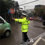 交巡警在当事路段疏导交通。记者张勇 摄.jpg - 重庆晨网