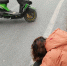 女子从摩托车上一跃而下，这不是演戏是…… - 重庆晨网