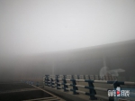 重庆机场遭遇大雾天气 近百架次航班受影响 - 重庆晨网
