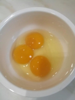 稀奇！这只母鸡接连产下三黄蛋，堪称母鸡中的“战斗机” - 重庆晨网